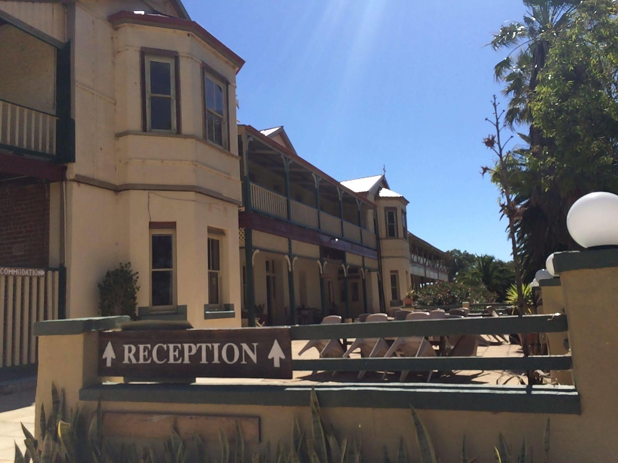 The Priory Hotel Dongara Exteriör bild