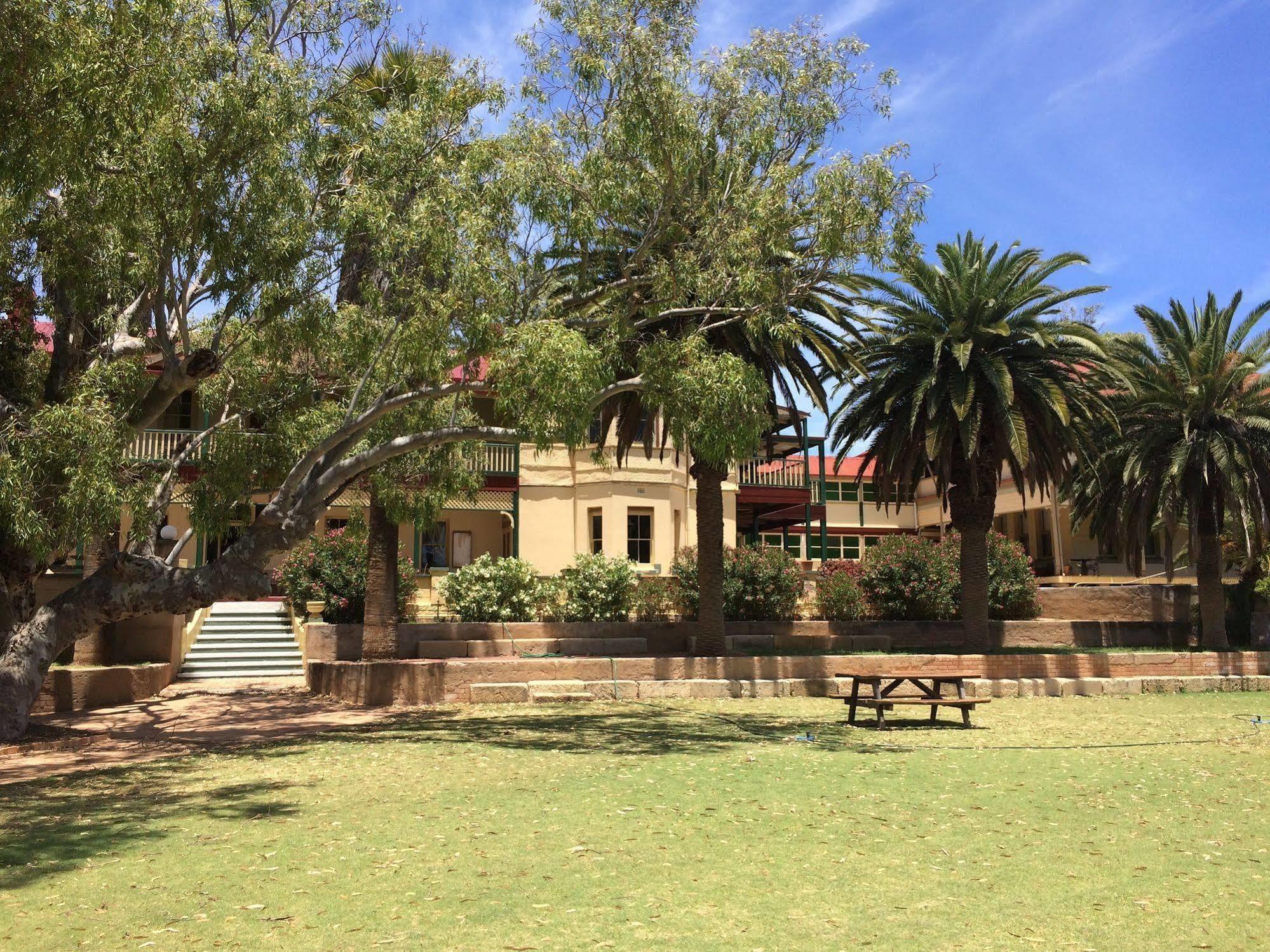 The Priory Hotel Dongara Exteriör bild